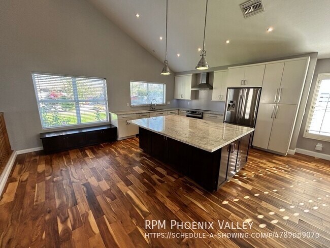 Building Photo - Spacious 4 Bed, *NEW* Paint Throughout, Fu...