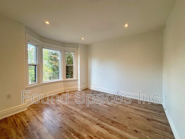 Building Photo - 32 Arthur Ave S