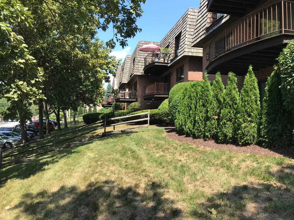 Outdoors - 2 Briarcliff Dr S
