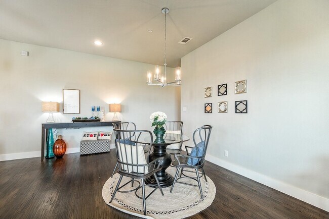 Foto del edificio - 770 N Plano Rd