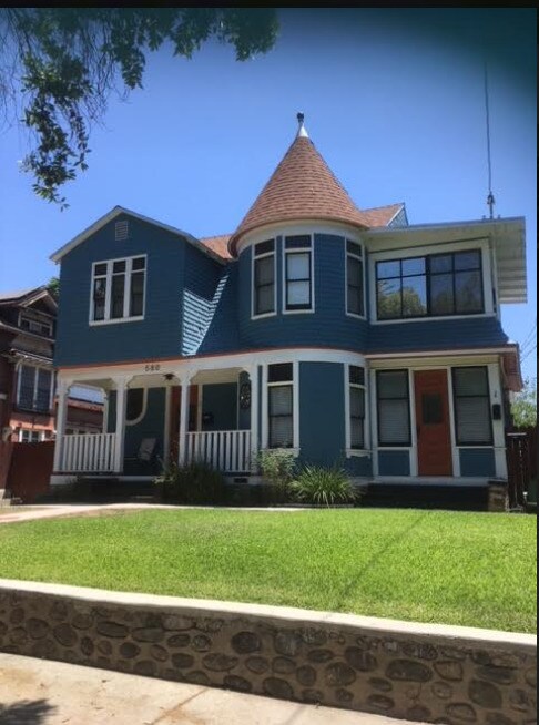 Foto del edificio - 580 N Raymond Ave