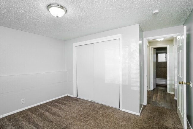 Building Photo - 330 Vehr Dr