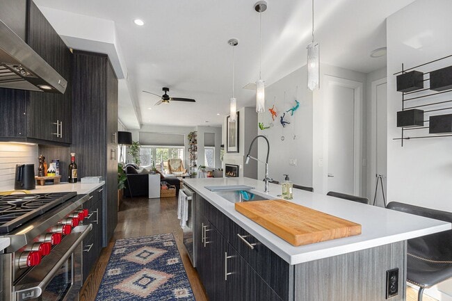 Foto del edificio - End unit 2bed/2.5 bath plus bonus office/r...