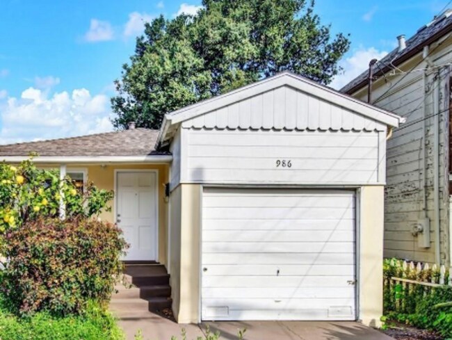 Foto del edificio - Spacious & Updated 2 BR / 1 BA Home in North Oakland – Move-In Ready!