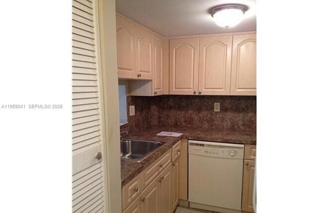 Foto del edificio - 9688 Fontainebleau Blvd