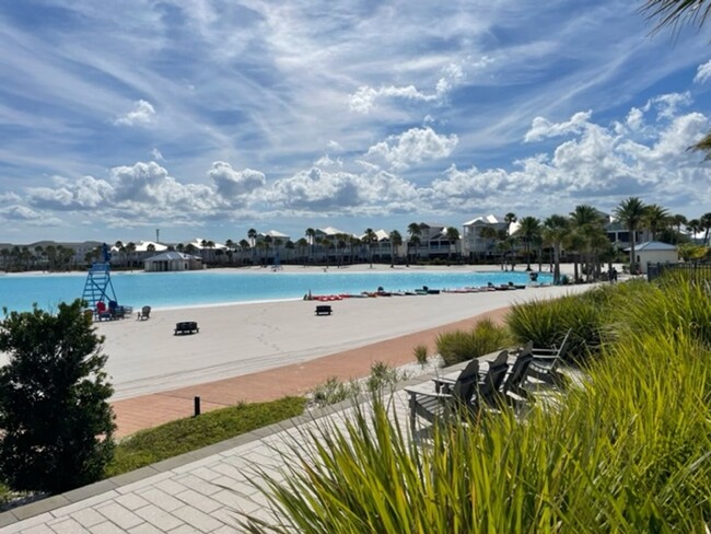 Building Photo - Beach Walk Townhouse