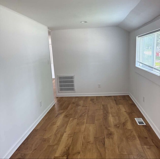 Building Photo - 307 W Ells Ave