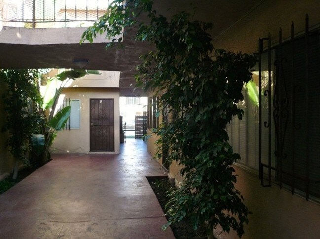 Foto del edificio - 2718 S Cochran Ave