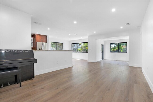 Foto del edificio - 8951 Byron Ave