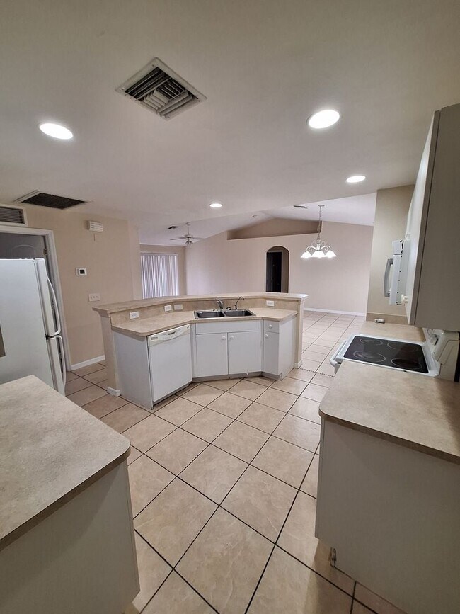 Building Photo - Single Family Home 3/2 , 2 car garage RECE...