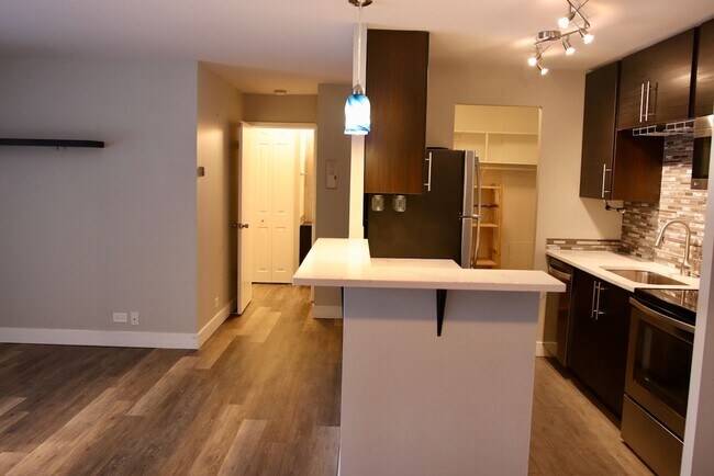 Building Photo - Updated, Immaculate 1 bedroom 1 bath in th...