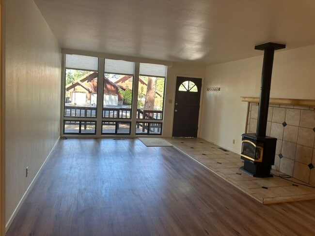Foto del edificio - Long Term Lease in Glenshire- $3200