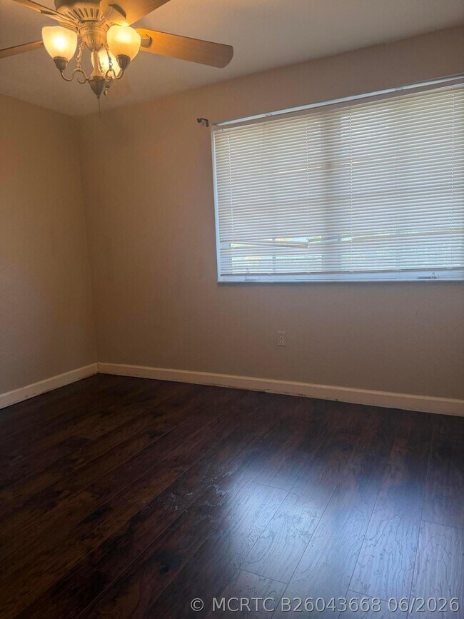 Building Photo - 1121 Shoma Dr