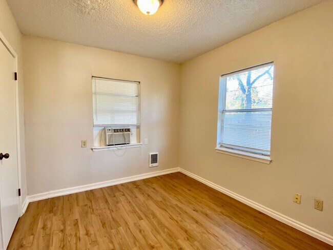 Building Photo - Newly Remodeled 2 Bed, 1 Bath Apt in Near ...
