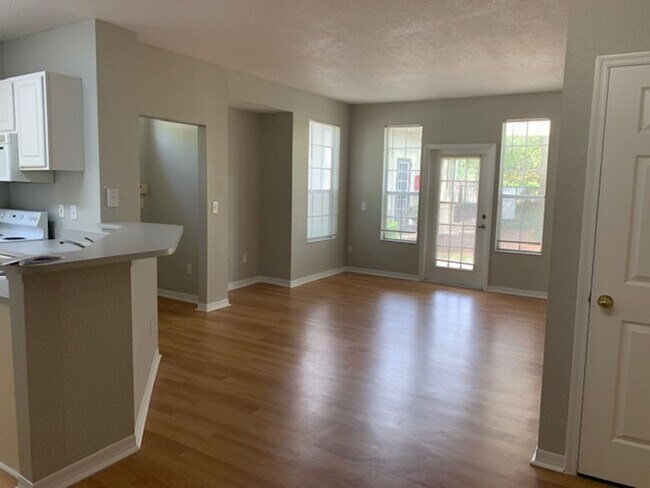 Foto del edificio - Nice size 1 bedroom condo for rent in Bish...