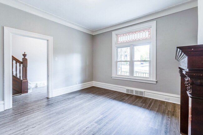 Building Photo - Available MAY - 3 Bedroom, 2 Bath – Off-St...