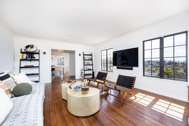 Foto del edificio - 4211 Cromwell Ave