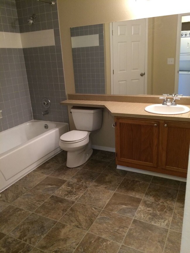 Building Photo - 2 br, 1 bath House - 22831 30th Avenue S #301