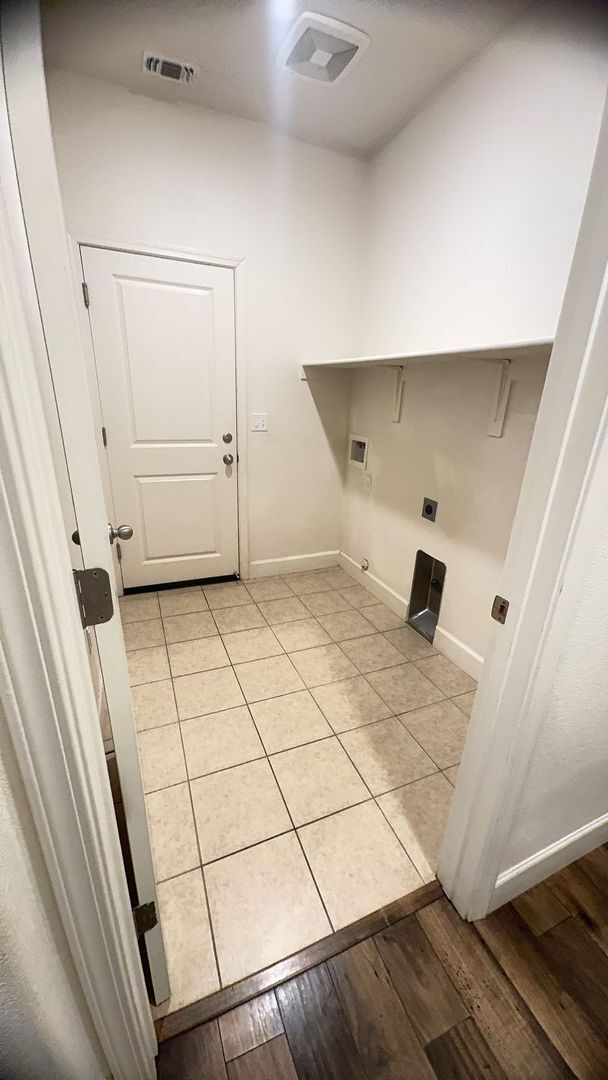 Building Photo - Beautiful spacious 3 bedroom 2/5 bathroom home.