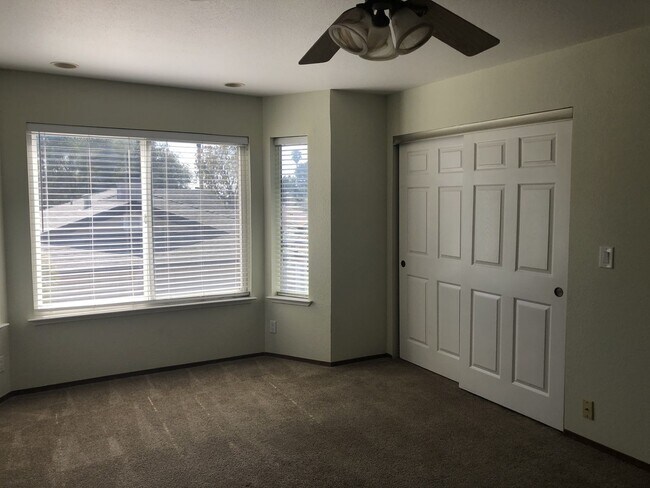 Foto del edificio - Coastal Living in Sought-After Twin Lakes ...