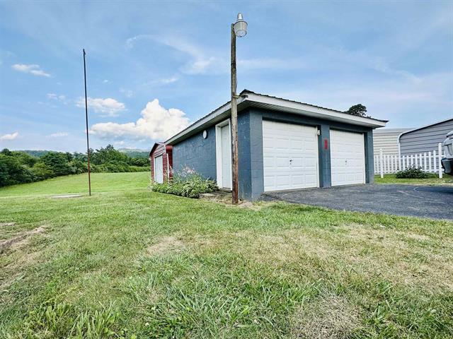 Detached garage - 8727 Roanoke Rd