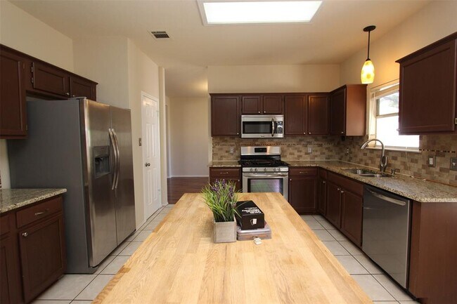 Building Photo - 15321 Ozone Pl