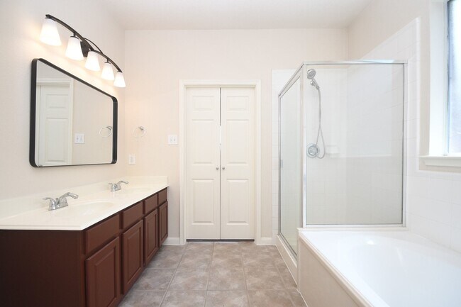 Foto del edificio - 13111 Rippling Creek Ln
