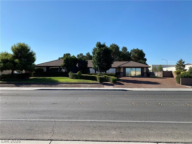 Foto del edificio - 2521 E Serene Ave