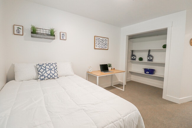 Building Photo - Fleur De Lis Apartments - Student Housing