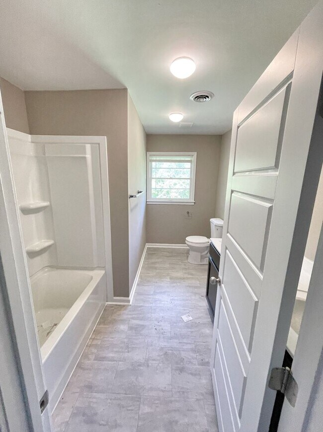 Building Photo - Newly Renovated Home!