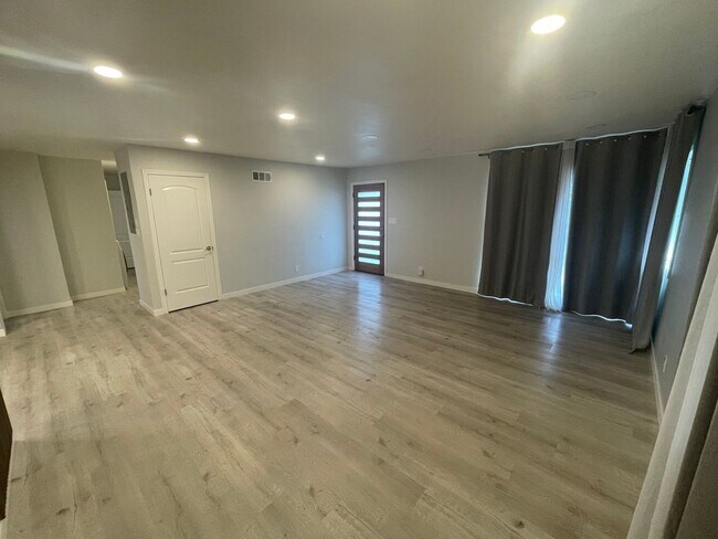Foto del edificio - $3690 -- Charming, Centrally Located Singl...