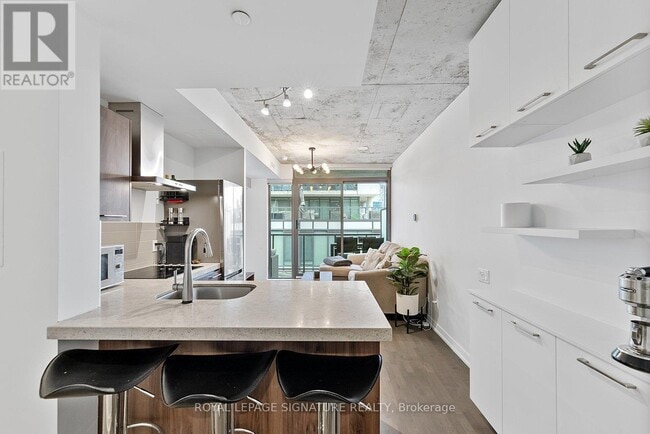 Building Photo - 461 Adelaide St W