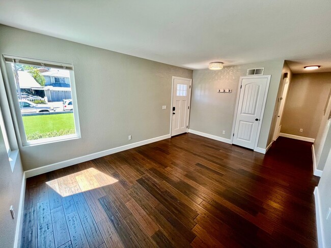 Building Photo - Newly Remodeled 3B 2BA Home w/ Putting Gre...