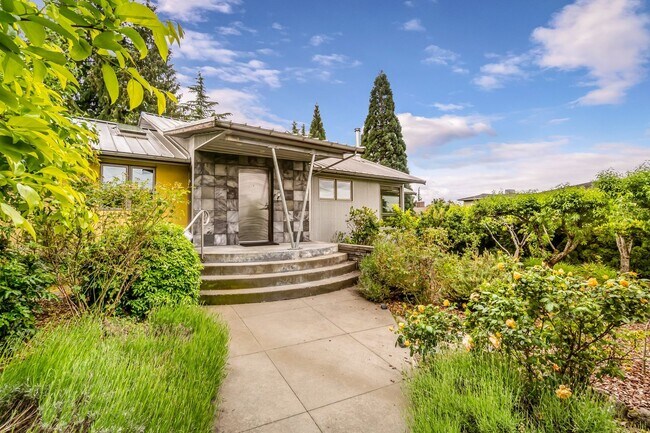 Building Photo - Water Views & Private Garden! 3 Bedroom Ki...