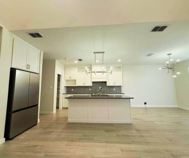 Building Photo - 7506 Cresta Bella St