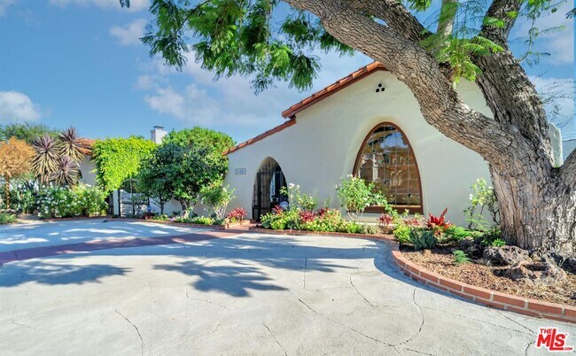 Foto del edificio - 10630 Wellworth Ave