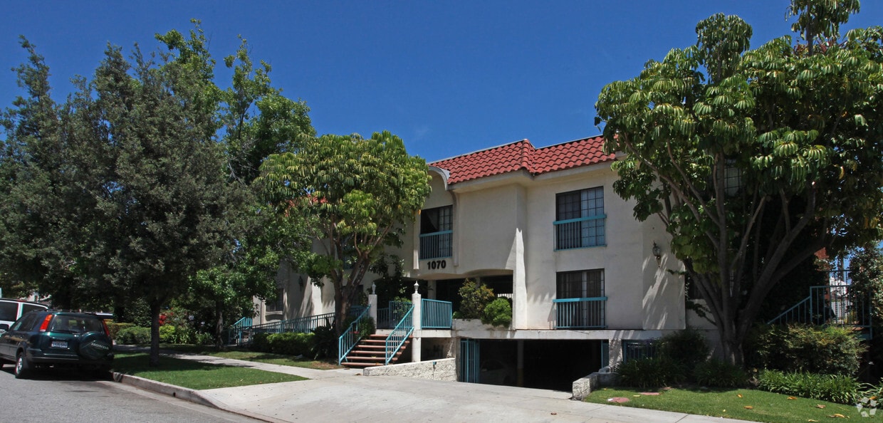 Primary Photo - 1070 Thompson Ave