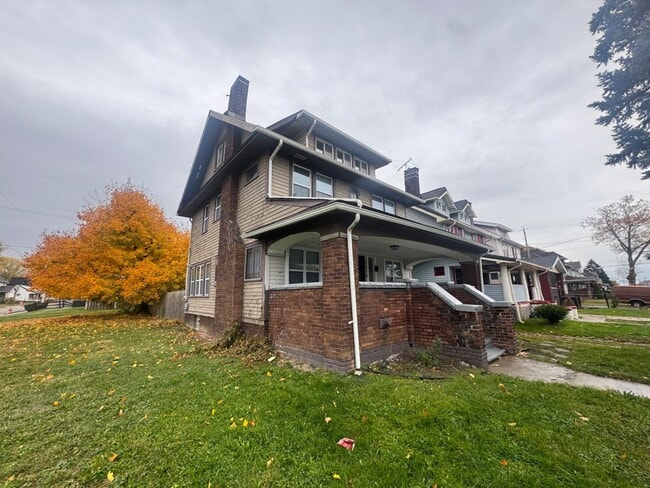 Building Photo - Charming 4-Bedroom Property in Prime Location