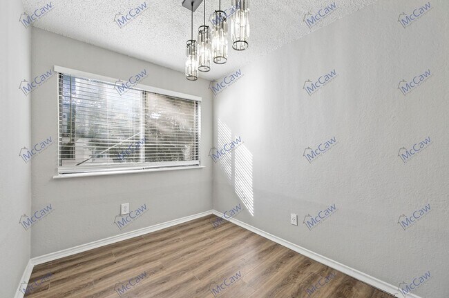 Building Photo - Stunning Custom 2/2 Condo in Arlington Oak...