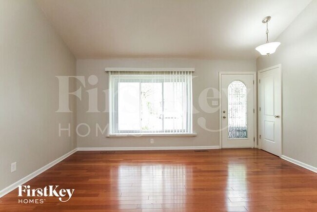 Building Photo - 303 N Bromley St