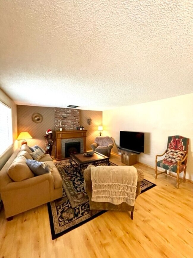 Building Photo - Single Level Westside Home with fabulous backyard!!