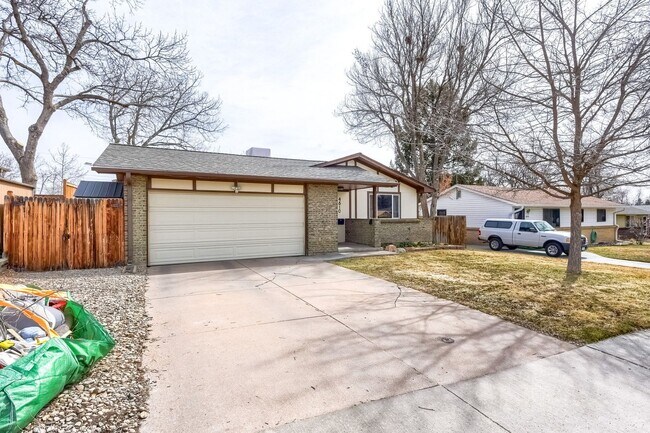 Building Photo - Four Bedroom Home in Englewood