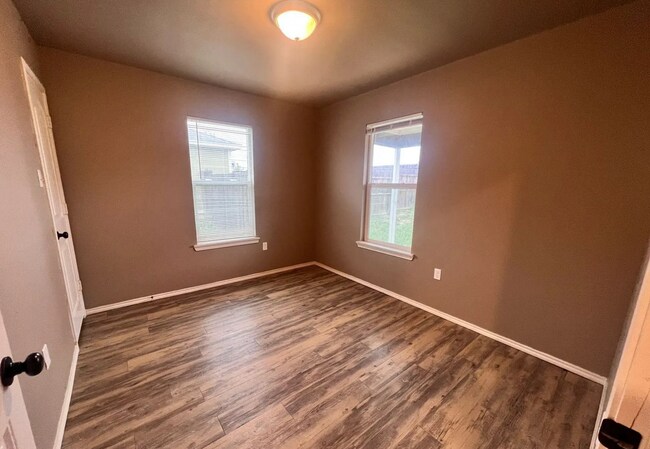 Building Photo - Cozy Home