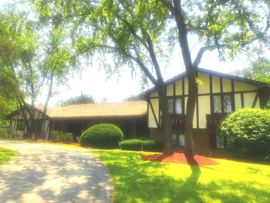 Primary Photo - 44 Kingston Dr