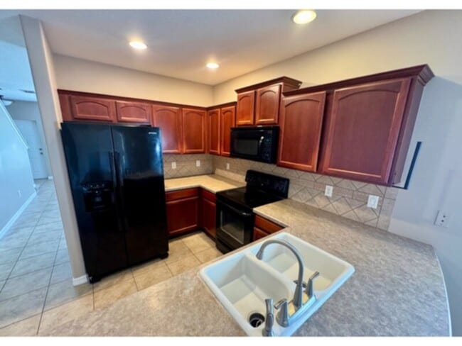 Building Photo - Beautiful 3 Bedroom, 2 1/2 Bath Corner Townhouse in Gated Community!