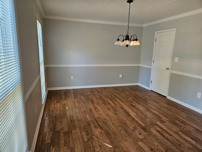 Building Photo - Beautiful 5 bed 2.5 bath home located in E...