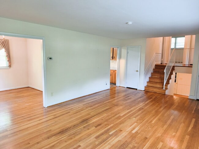 Building Photo - Centrally Located McLean Home with Ample S...