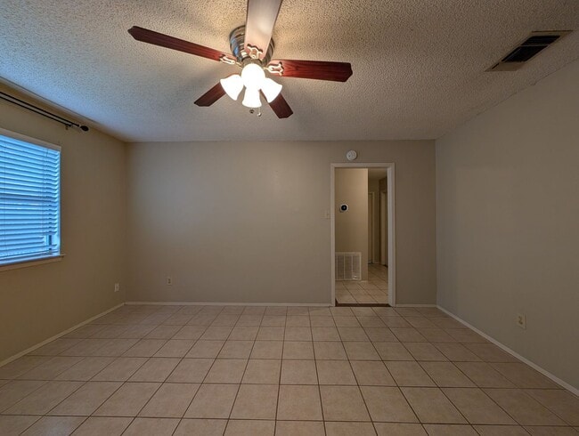 Building Photo - Location!! 1 Mile to Landa Park / Close to...