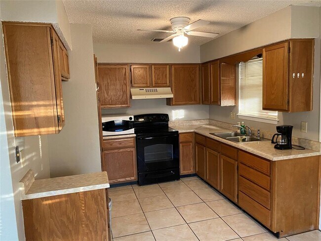 Building Photo - 215 Fireside Village Dr