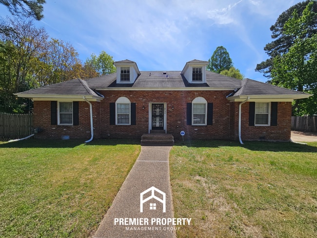 Massive 5BR/3BA Executive Home in East Memphis | Screened Porch & 2,200+ Sq Ft - Massive 5BR/3BA Executive Home in East Memphis | Screened Porch & 2,200+ Sq Ft